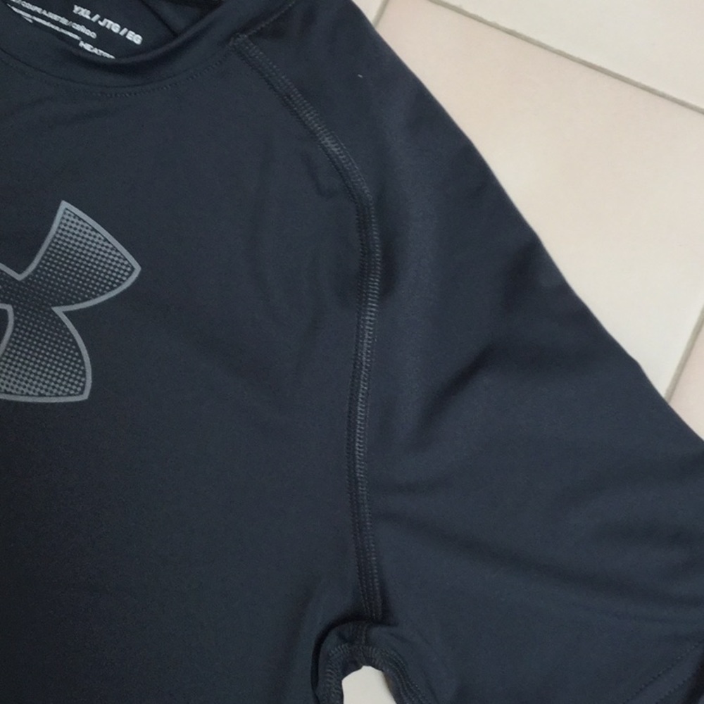 Under Armor Short Sleeved Shirt - Picture 4 of 4